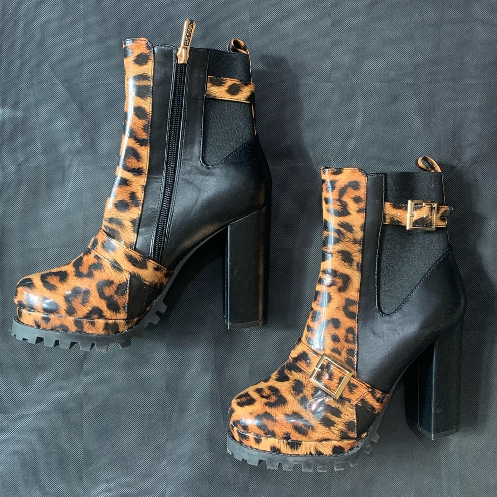 Leopard platform booties with gold buckles✨
